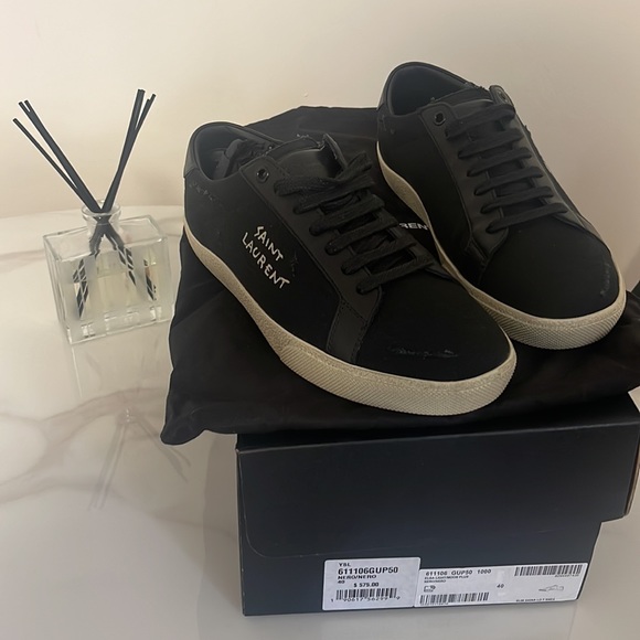 Saint Laurent
Court Classic Low Top Sneakers - size 9 woman